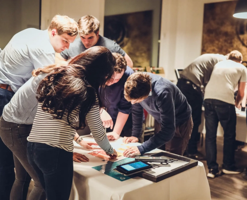 Fortnoxx Rätsel Eine Gruppe löst gemeinsam Rätsel