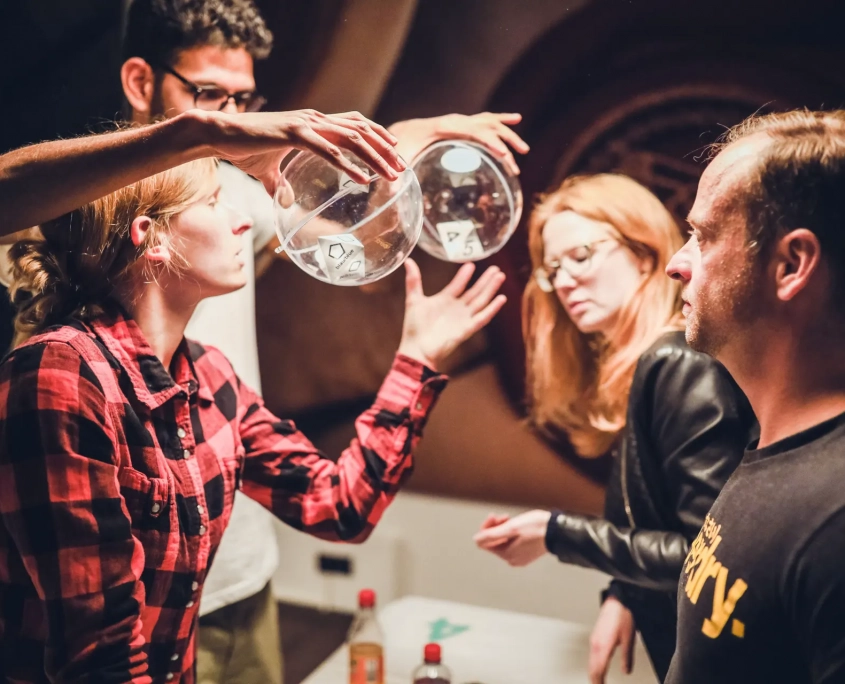 Fotnoxx Rätsel Eine Gruppe löst gemeinsam Rätsel mit transparenten Kugeln