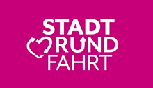 Textlogo der Stadtrundfahrt, weiße Buchstaben in drei Reihen auf Magenta mit Herz als Kreislaufsymbol