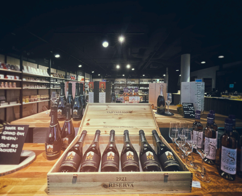 Hello-Dresden-Ladenansicht-02 Hello Dresden Auslage mit regionalem Wein, Edition Frauenkirche in einem Holzkarton