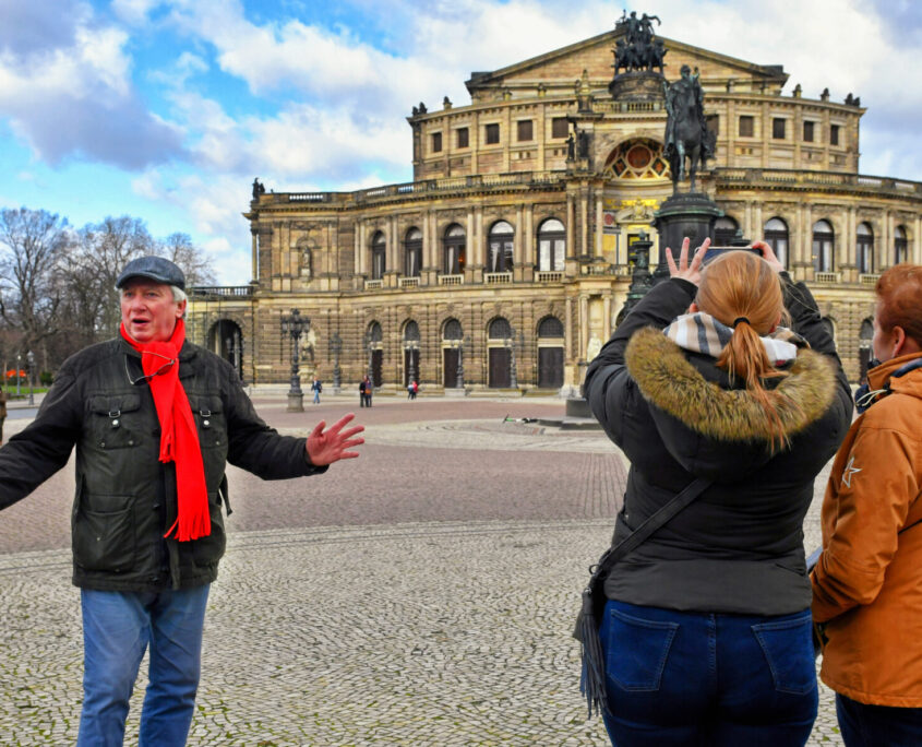 Stadtrundgang Dresden vor der Semperoper