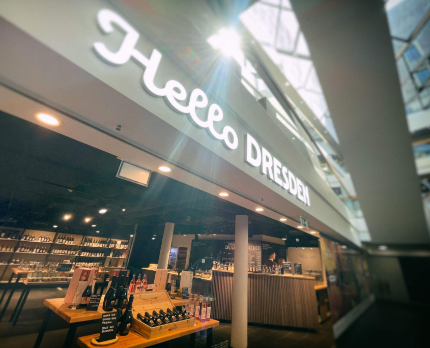 Hello-Dresden-Ladenansicht-00 Außenansicht Hello Dresden in der QF Passage