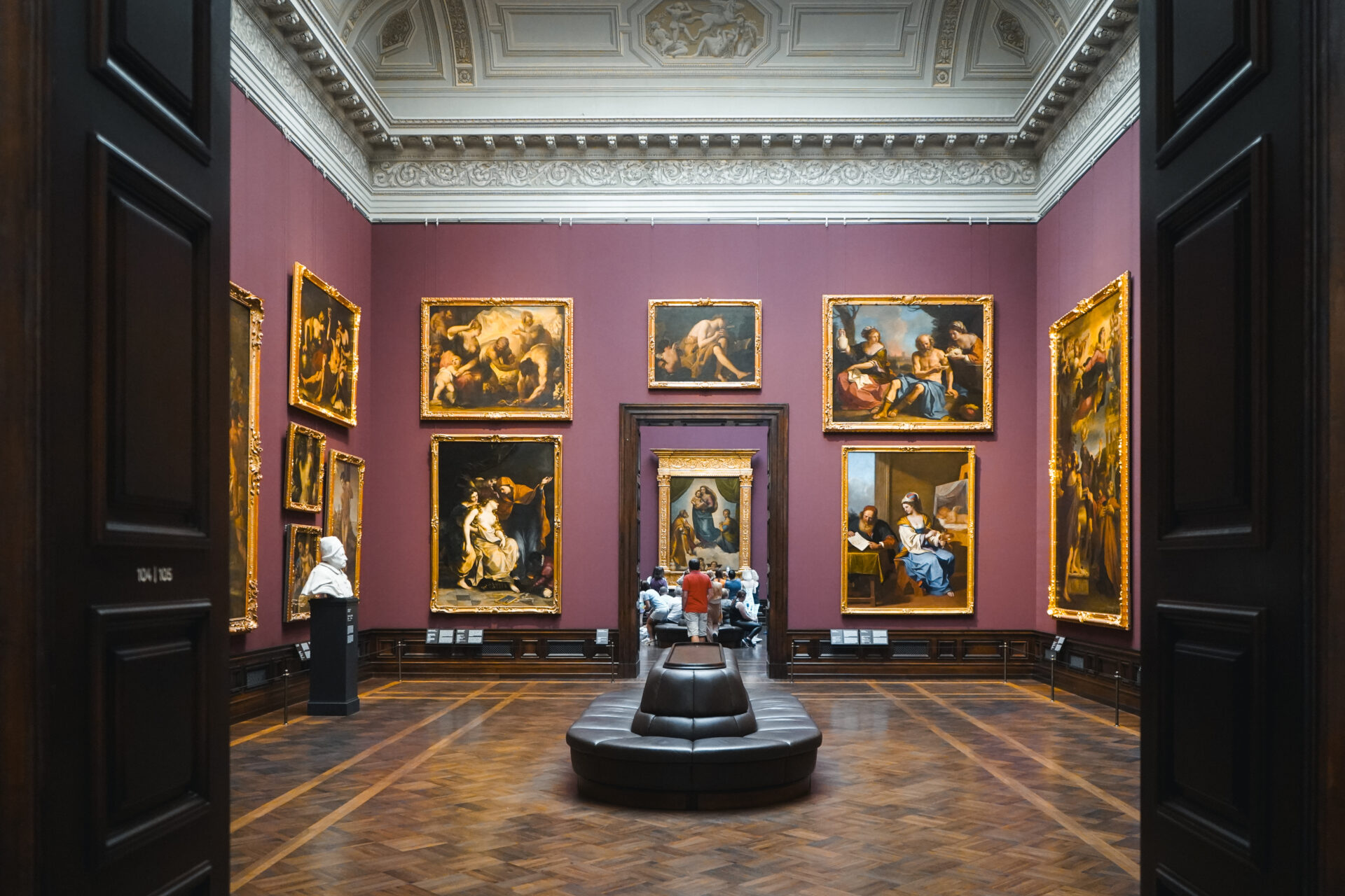 Einblick in die Gemäldegalerie Alte Meister, im Hintergrund das berühmte Gemälde Sixtinische Madonna von Rafael