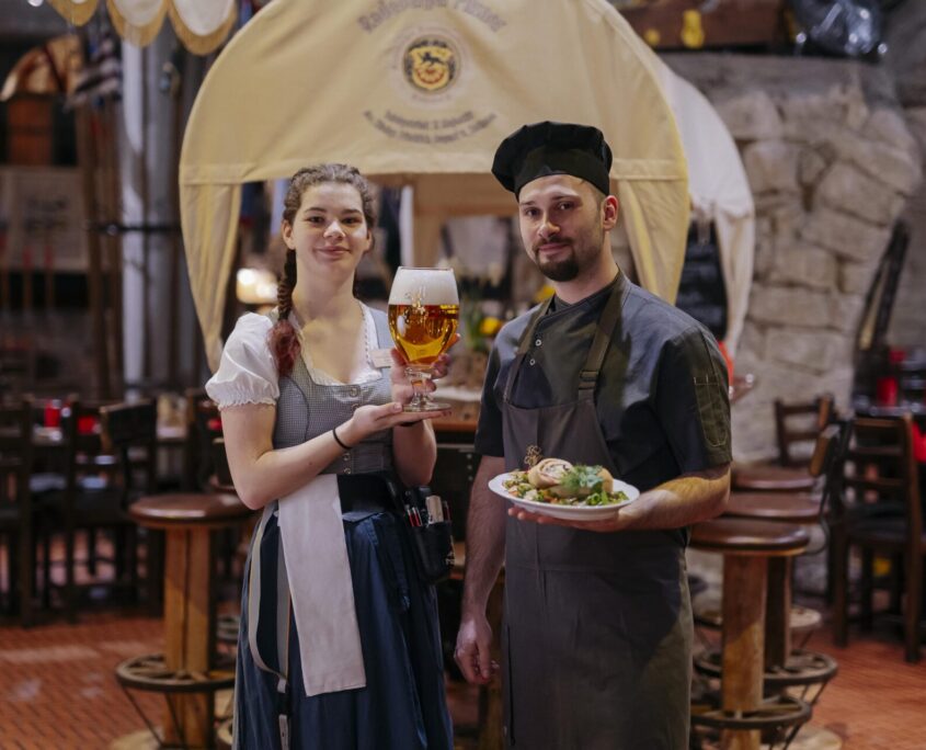 Pulverturm-Restaurant-Dresden-Gutschein-02 Mitarbeiter des Restaurants Pulverturm, präsentieren Speis und Trank