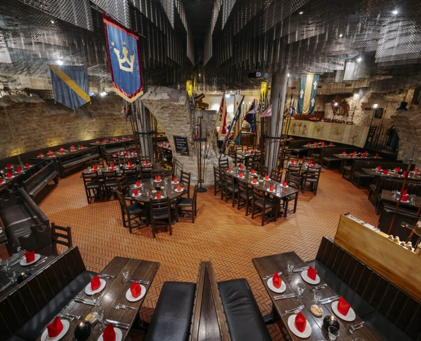 Pulverturm-Restaurant-Dresden-Gutschein-05 Runder Restaurant-Saal im Pulverturm mit Tischen und Stühlen