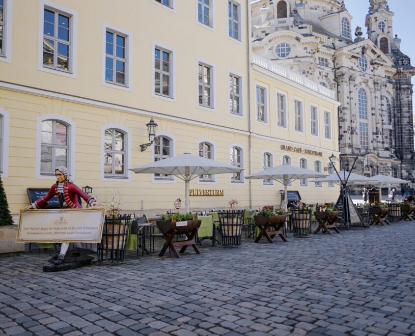 Pulverturm-Restaurant-Dresden-Gutschein-06 Außenbereich des Restaurant Pulverturm, mit Tischen und Stühlen direkt neben der Frauenkirche