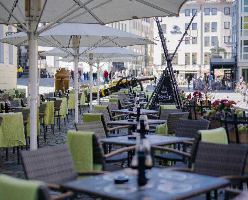 Pulverturm-Restaurant-Dresden-Gutschein-07 Außenbereich des Restaurant Pulverturm, mit Tischen und Stühlen direkt neben der Frauenkirche