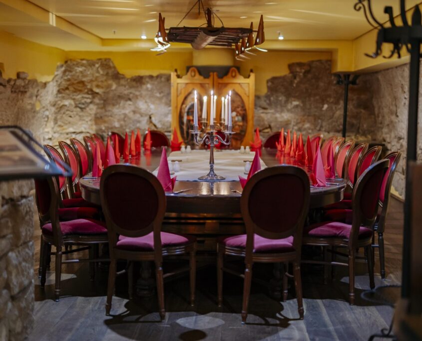 Restaurant Sophienkeller, Gewölbe mit Tischen und Stühlen