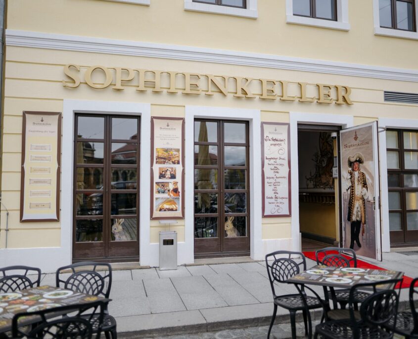 Außenbereich des Restaurant Sophienkeller mit Tischen und Stühlen direkt neben dem Zwinger