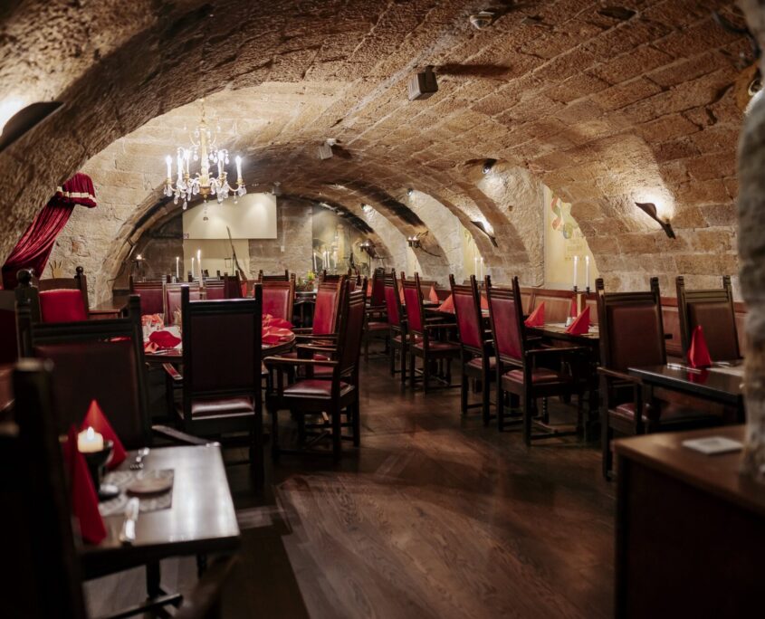 Restaurant Sophienkeller, Gewölbe mit Tischen und Stühlen