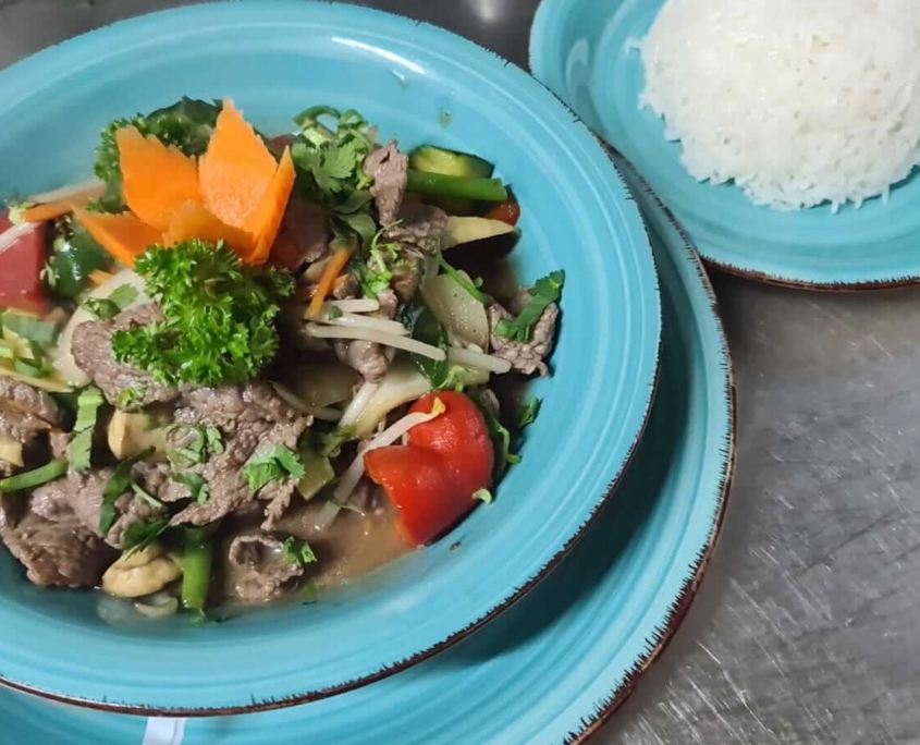 China Thai Restaurant, asiatisches Essen, Fleischgericht mit Reis