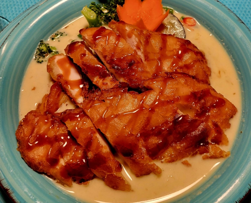 China Thai Restaurant, asiatisches Essen, gebräuntes Fleisch in heller Sosse