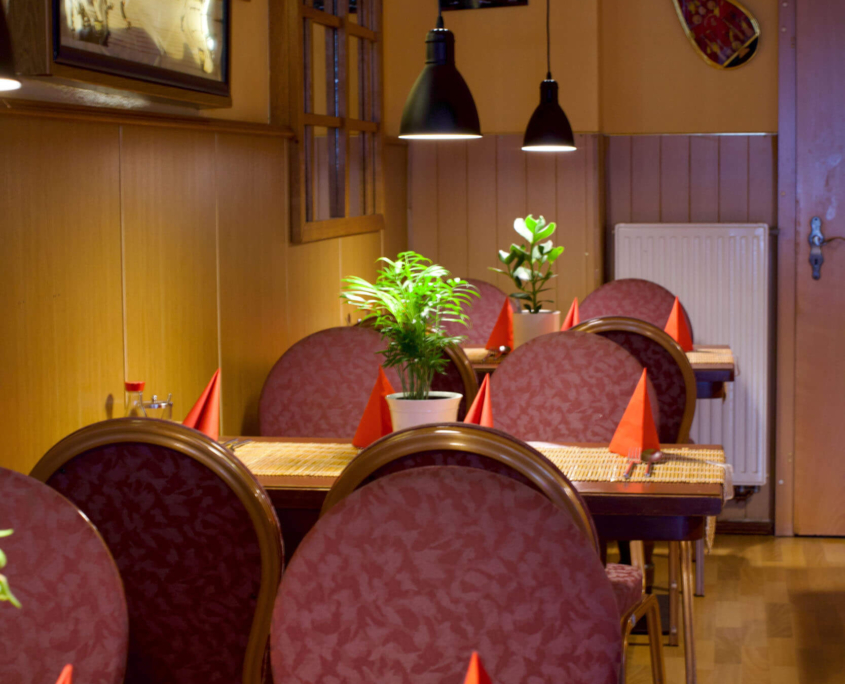 China Thai Restaurant mit gedeckten Tischen