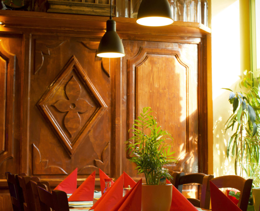 Holzvertäfelung China Thai Restaurant mit gedeckten Tisch